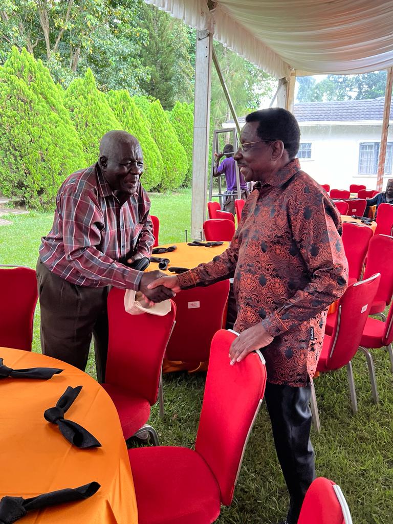 Gathered together this afternoon at my home with Party Leader Rt. Hon @RailaOdinga, Governor Emeritus @GovWOparanya, Minority Leader @OpiyoWandayi and several distinguished guests for a meal allowing us the opportunity to halt for a moment and spend some quality time with friends…