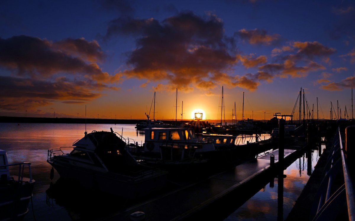 Boxing Day sunrise in Carrickfergus, County Antrim @mea_bc @Belfastlive #Sunrise #Carrickfergus #NorthernIreland