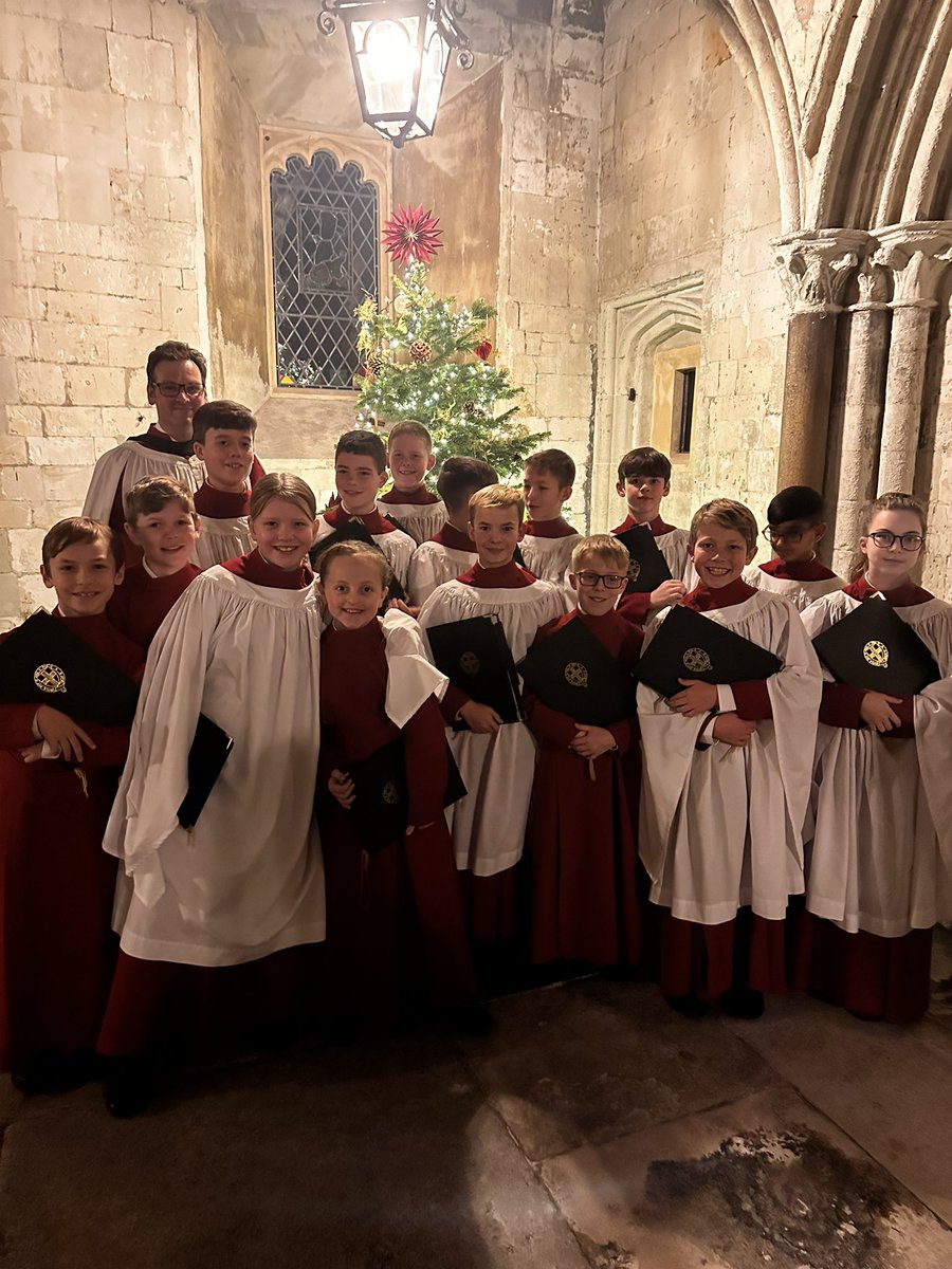 goldsmithwdj's tweet image. Another wonderful Christmas at @stgwindsor. Choristers have brought delight to well over 4,000 people over 5 services; their families &amp;amp; siblings have given massive support; incredible job by James Vivian, Dir of Music; and astonishing care by @ally_onions &amp;amp; the boarding team.