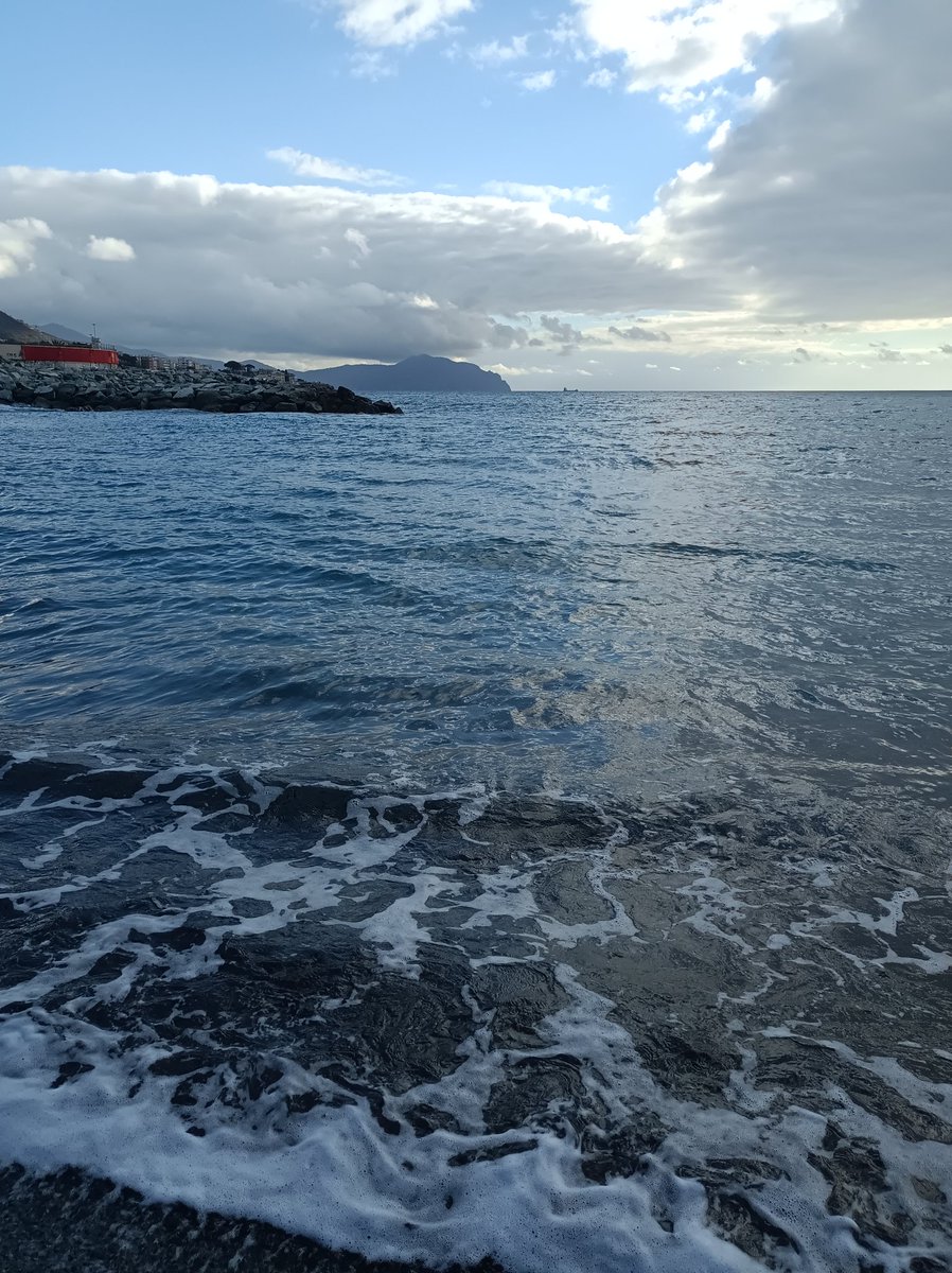 Ma se ghe penso 
allôa mi veddo o mâ.
#Zena #Genova