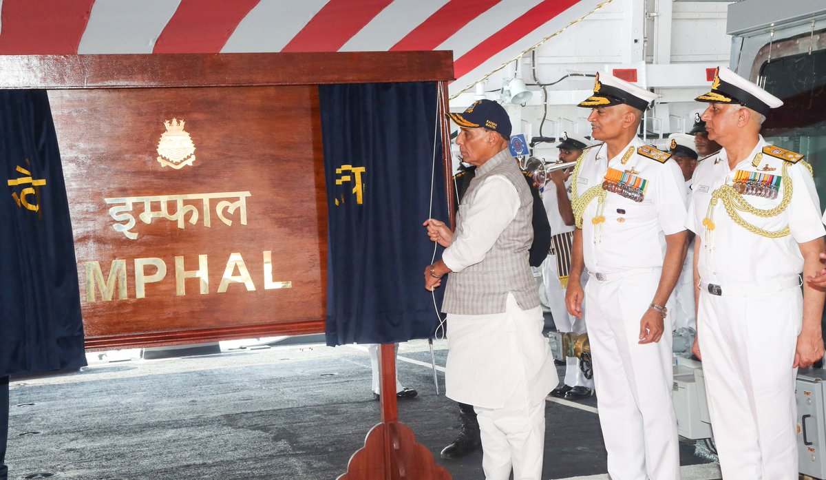 DefPROMumbai's tweet image. #InvincibleImphal
#AatmanirbharInDefence
Third ship of the Project 15B stealth guided missile destroyer, #INSImphal was commissioned at naval dockyard #Mumbai today, in the presence of Hon'ble Raksha Mantri Shri @rajnathsingh 

@indiannavy @IN_WNC 
🔽
pib.gov.in/PressReleasePa…