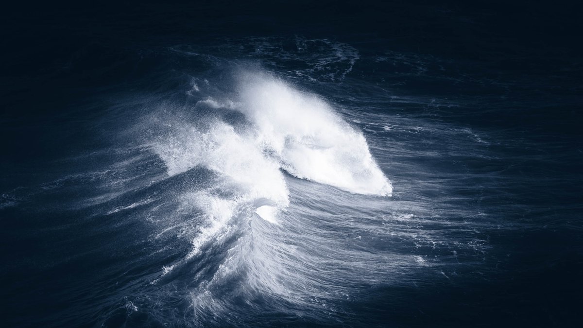 AdamKarnacz's tweet photo. It's not my usual sort of thing, but photographing these waves that #StormPia delivered the other day was a lot of fun. The video is out now for your viewing pleasure.

#landscapephotography https://t.co/0Z9q4MAepV