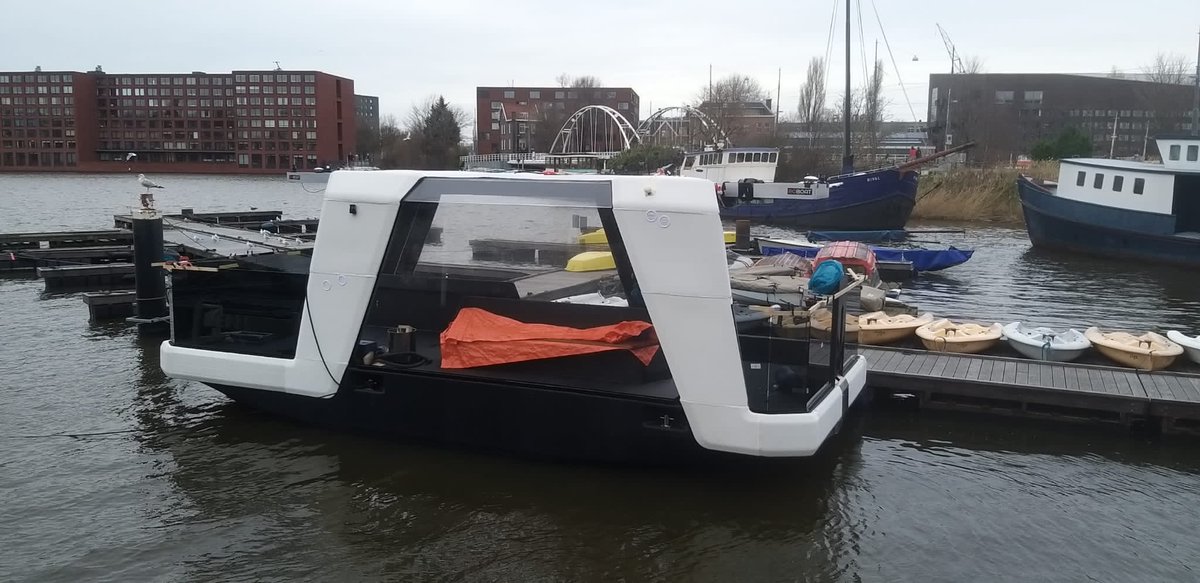 AdmiraalHeijn's tweet photo. Deze prachtige boot ontworpen met vele miljoenen o.a. belastinggeld mag rustig door Amsterdam varen , mijn historische boot van voor de oorlog varend erfgoed moest met dwangsom en rechtszaken de stad uit . Welstand ? Bewoners ⁦@zeeger⁩ ? ⁦@Geert_Noordzij⁩ https://t.co/8gCNZhFvHo
