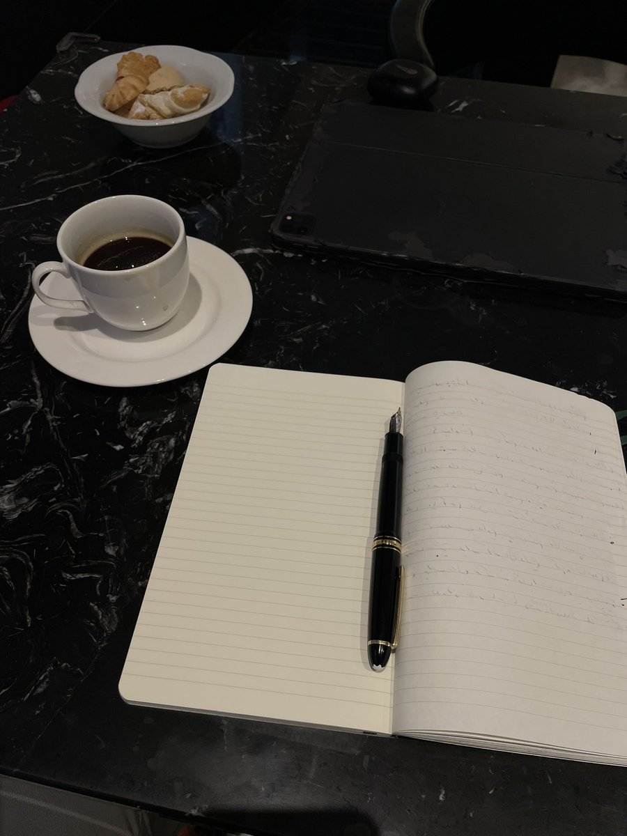bahramgour's tweet photo. تنها و قویترین عادت برای رشد و بلوغ شخصی؛ 

نوشتن اتفاقات هر روز است 

۶ سال است که هر روز را یادداشت میکنم،  بیش از هزار سوال را پاسخش را پیدا کردم. 
تمام وسایل مدرن را امتحان کردم ولی هیچکدام بهتر و قویتر از یک خودکار و دفترچه نیستند 📝
اگر دوست دارید از جزییات آن بدانید👇 https://t.co/9nzC7rt5BM