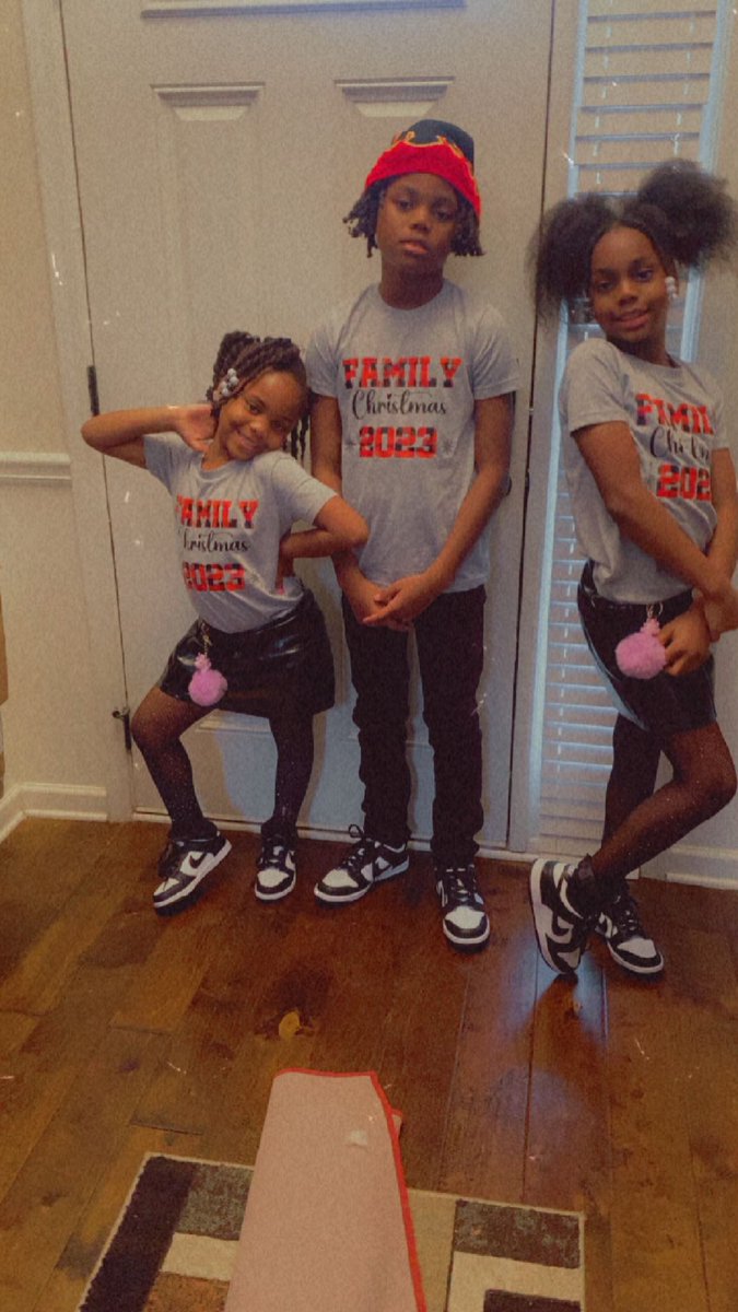 LUVLY_NICOLE's tweet photo. Merry Christmas!! From us to you !🥰 #GunnGang❤️ https://t.co/OcfNk450nj