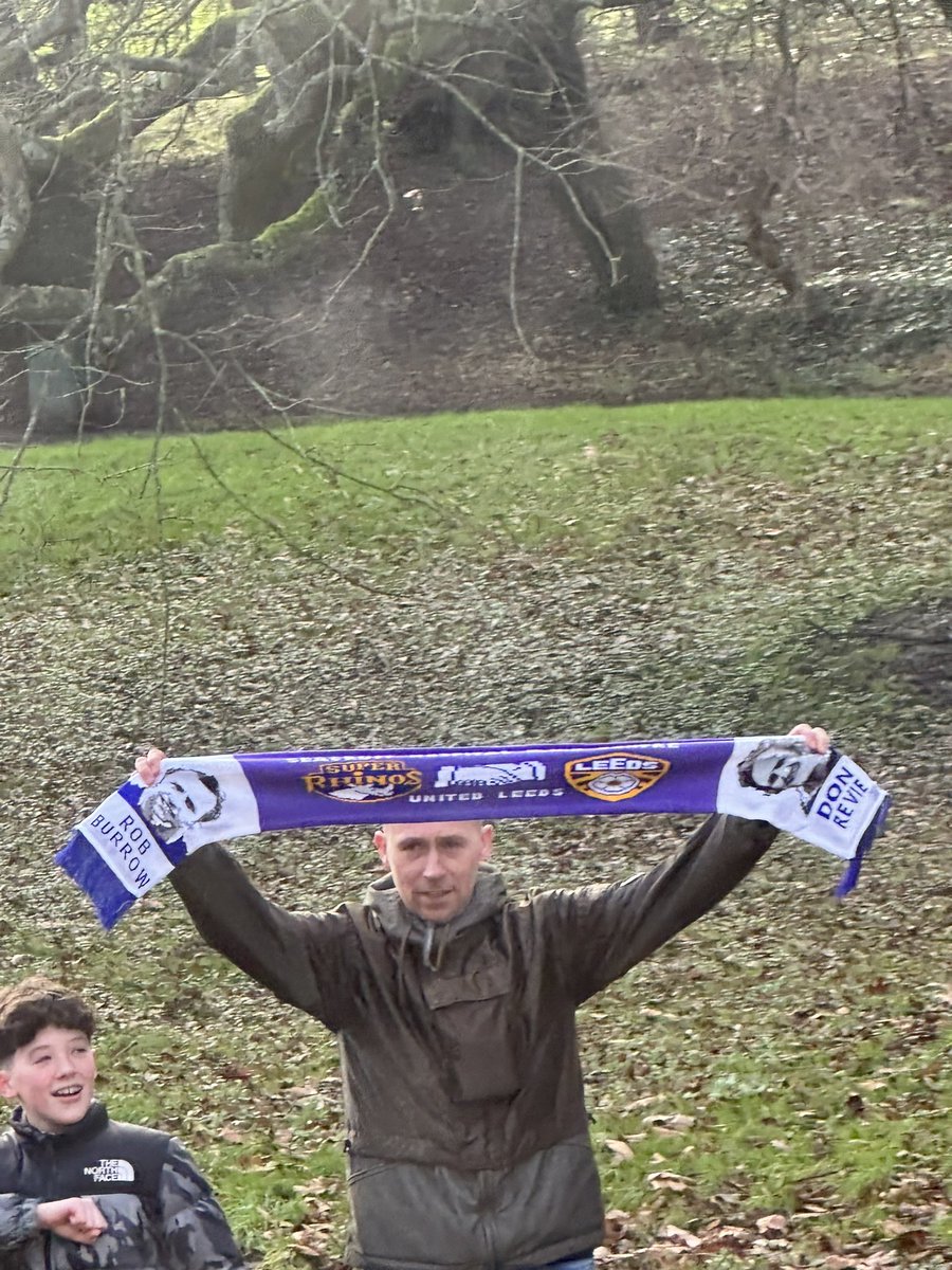 TimJoeBanks's tweet image. Right scarf