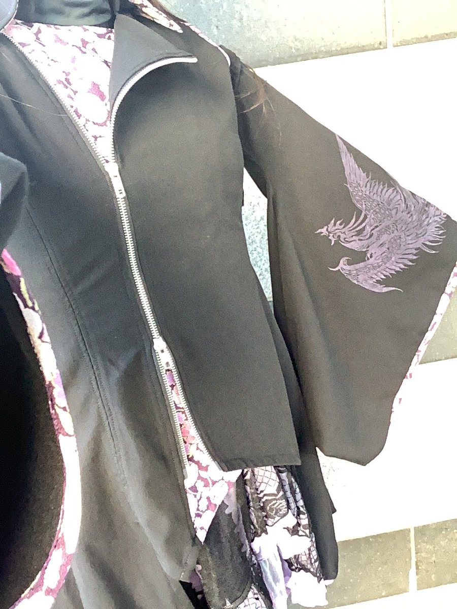 barbara_zwit's tweet photo. もう #冬コミ の時期になってしまった…
前回の#cc102 で着た #Sixh. x #gouk
着る機会がない服の半年ごとの棚卸しw
ロボット兵は花を差し出してくれます🌸
#コミケ #コミックマーケット https://t.co/KYBq5AGNcV
