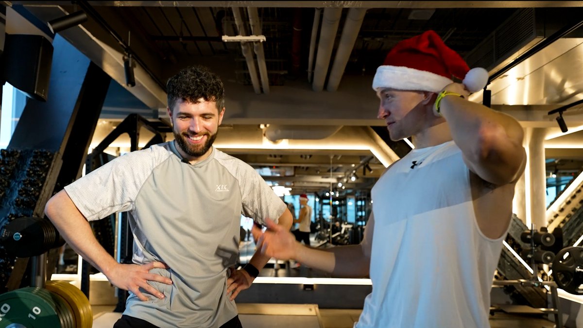 Imagine uploading a video with a Santa hat on, 360+ days before Christmas hahaha... Also we spent about 50% of the duration of the video benching 😂😭