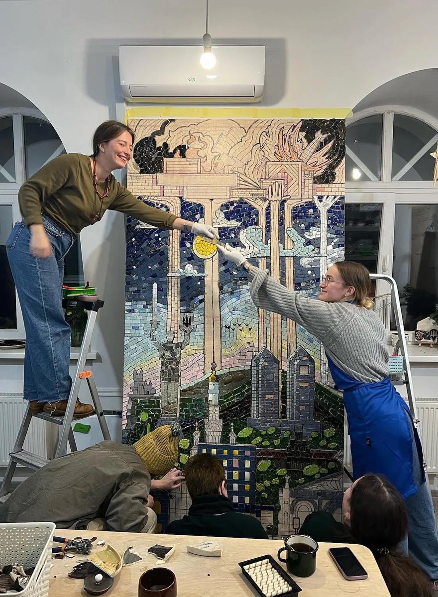 hmaro4os's tweet image. На Поштовій площі встановили мозаїчне панно, присвячене ППО #Kyiv #mosaics 

Мозаїка позначає завершення великого збору коштів на підсилення протиповітряної оборони.