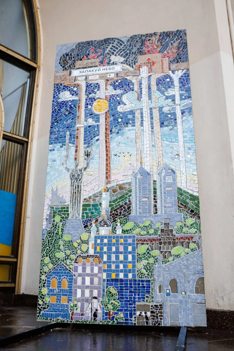hmaro4os's tweet image. На Поштовій площі встановили мозаїчне панно, присвячене ППО #Kyiv #mosaics 

Мозаїка позначає завершення великого збору коштів на підсилення протиповітряної оборони.