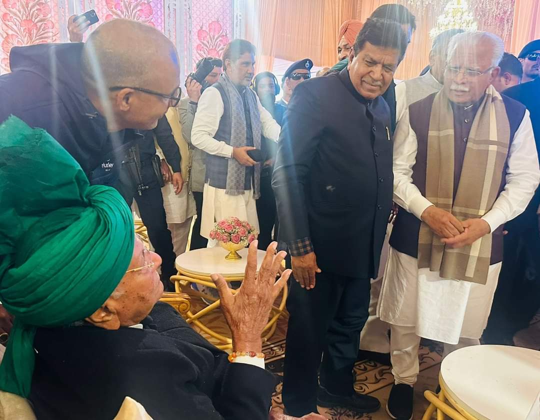 InldSupremo's tweet photo. पूर्व मुख्यमंत्री स्वर्गीय भजनलाल जी के पोतों और पूर्व विधायक कुलदीप विश्नोई जी के सुपुत्रों के विवाह समारोह में  आदमपुर ,हिसार पहुंचकर समारोह में शामिल होकर बेटों को आशीर्वाद दिया और वैवाहिक जीवन में प्रवेश की शुभकामनाएँ दी 💐💐💐.. https://t.co/aMELxmFSE3