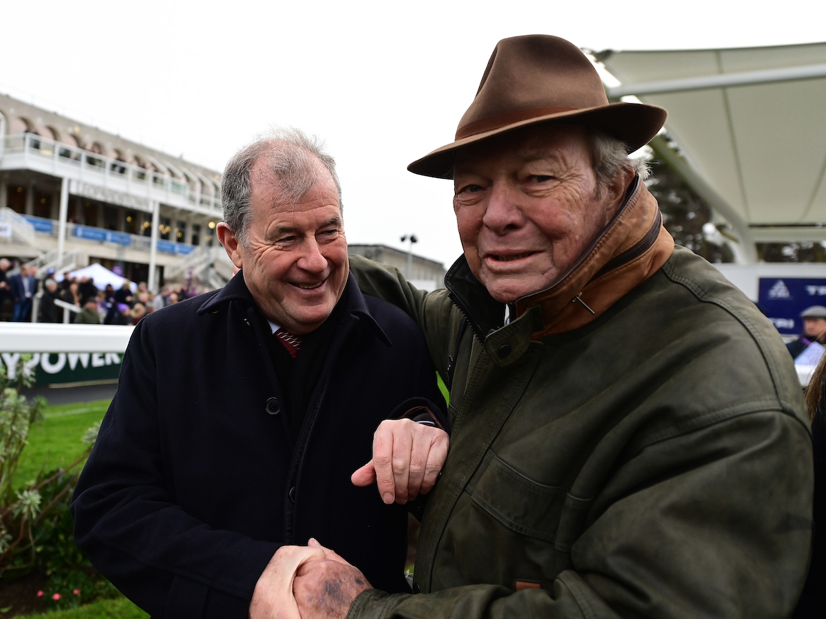 JP McManus congratulates Edward O'Grady after No Flies On Him wins on hurdling debut 🤝

📸: Healy Racing
