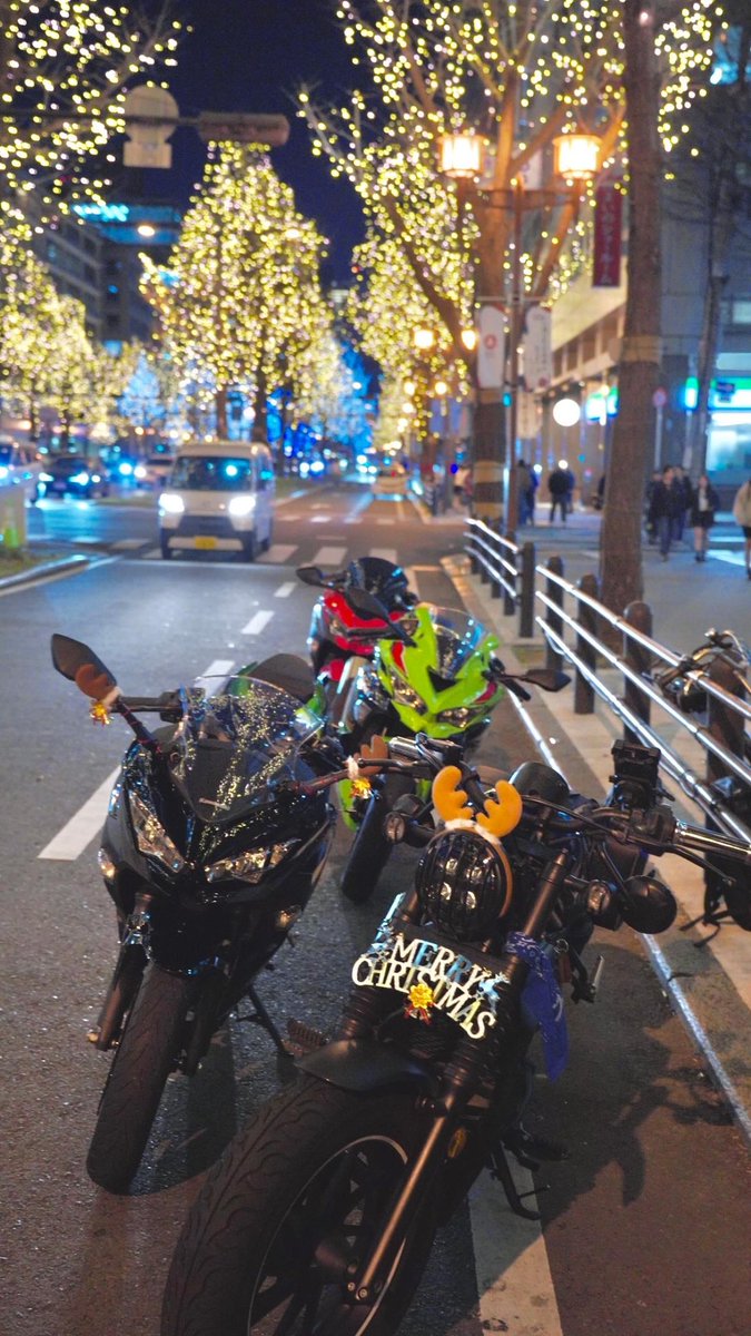 Aidanfield_'s tweet photo. 12/24.25
友達と大阪旅行＆ツーリング
25は大阪の友達も一緒に🏍³₃
夜の御堂筋も楽しすぎた笑
サンタコスやったからプレゼントくださいって言う子もいて、良いよ〜って言ったらホンマに！？って😂
キットカット配布喜んでもらえて良かった😄
やっぱ笑顔になってもらえるっていいな☺️

#バイク
#サンタ https://t.co/PJ3hT6Wmbn