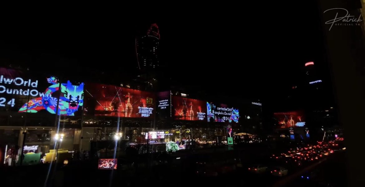 Moo_Mint's tweet image. จากคลิป บบ โอ้ยยย แคปช็อตที่น้องปรากฏบนจอ น้ำตามา🥹🥹🥹 น้องแพทได้ขึ้นจอหน้าCTW แล้ว ขึ้นฟรีด้วยการโปรโมทเป็น1ในเฮดไลน์ของงาน สมมงงานใหญ่ระดับโลก😭🎆🎇🫶🏻🫶🏻 ขอบคุณCPN @CpnLife  @centralwOrld จริงๆนะคะ 

Meet Patrick At CTW🥳
#PatrickCountdownCTW2024 @patrick_pppat