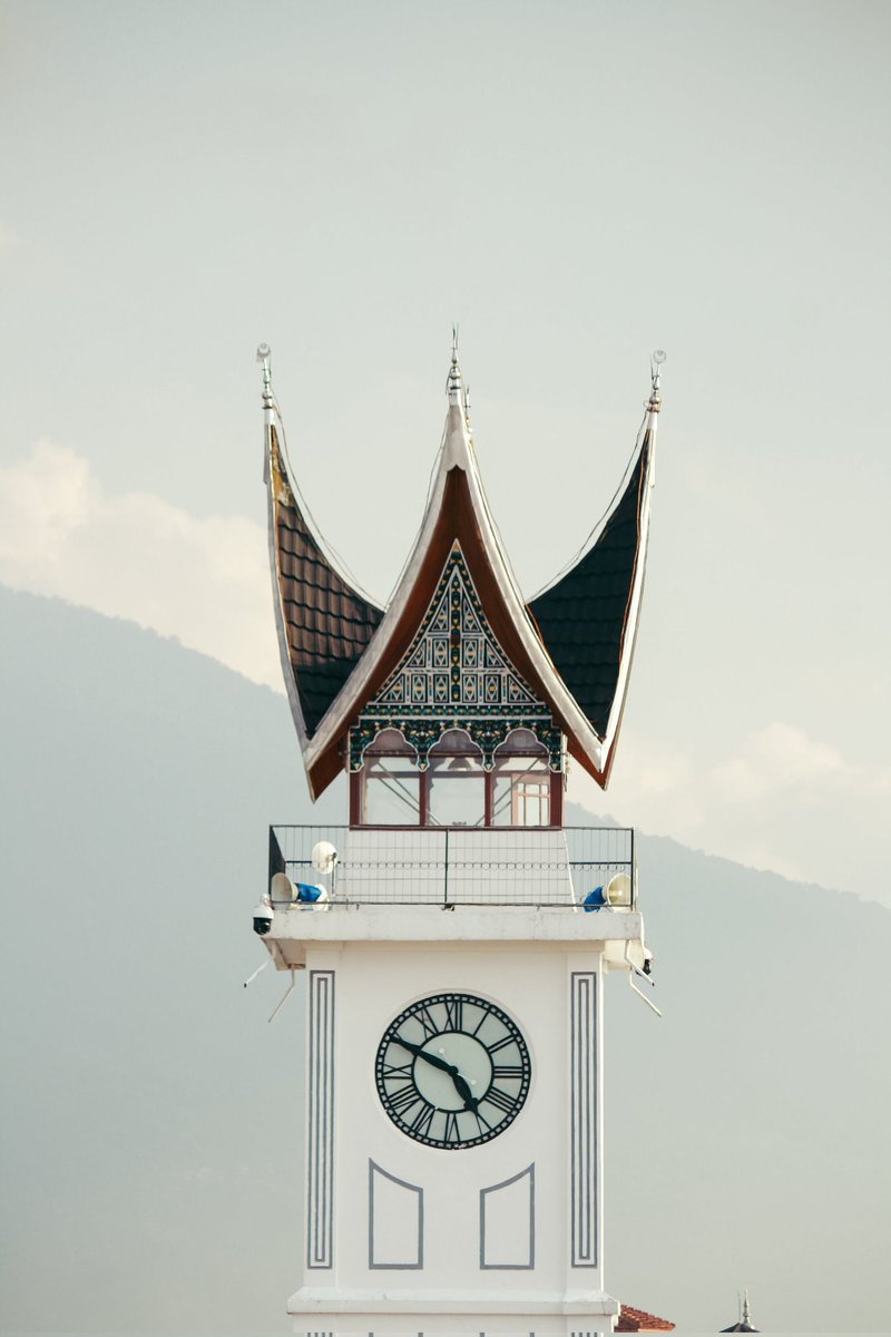 MuzammilMustofa's tweet image. "Salah satu permata Bukittinggi adalah Jam Gadang, menara jam dengan arsitektur Eropa. Fakta menarik: Jam Gadang adalah hadiah dari Ratu Belanda pada awal abad ke-20! 🕰️🎁 #JamGadang #SejarahArsitektur"