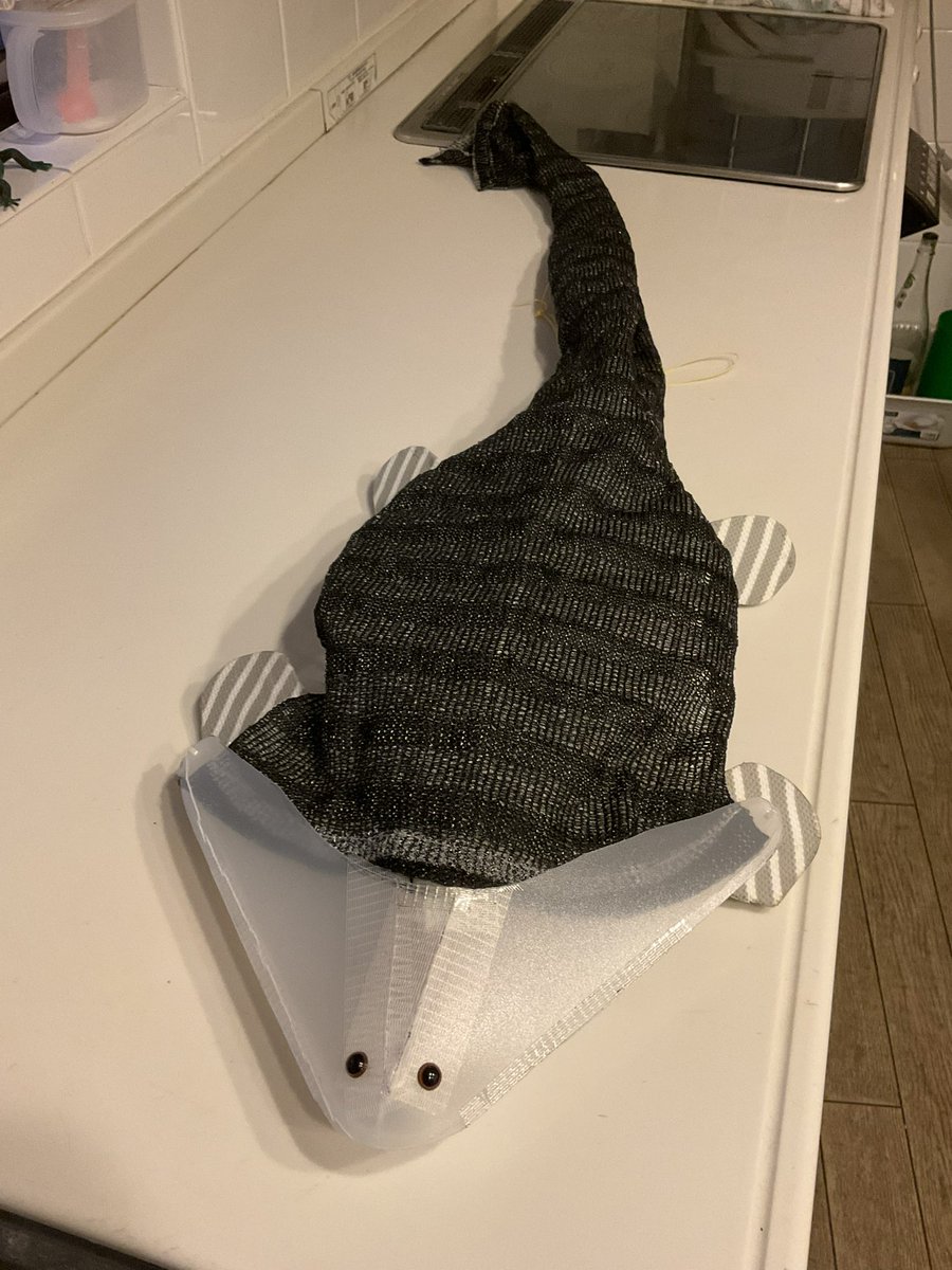 ディプロカウルス の #ロボ化石 を作って泳がせると、頭と首の皮の