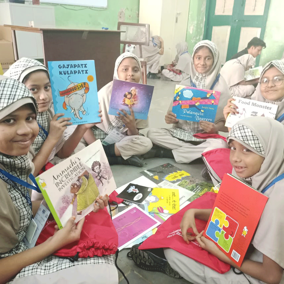 sourcepoint_'s tweet image. 📚 Exciting day at the 'Let's Read' carnival! 🎉
13 amazing Firstsource volunteers joined forces, guiding 65 primary school students in reading sessions, choosing books, and ensuring snacks and gifts for all! 📖✨
🤝🌍
#LetsRead #ESGatFirstsource #CommunityImpact #JoyOfReading