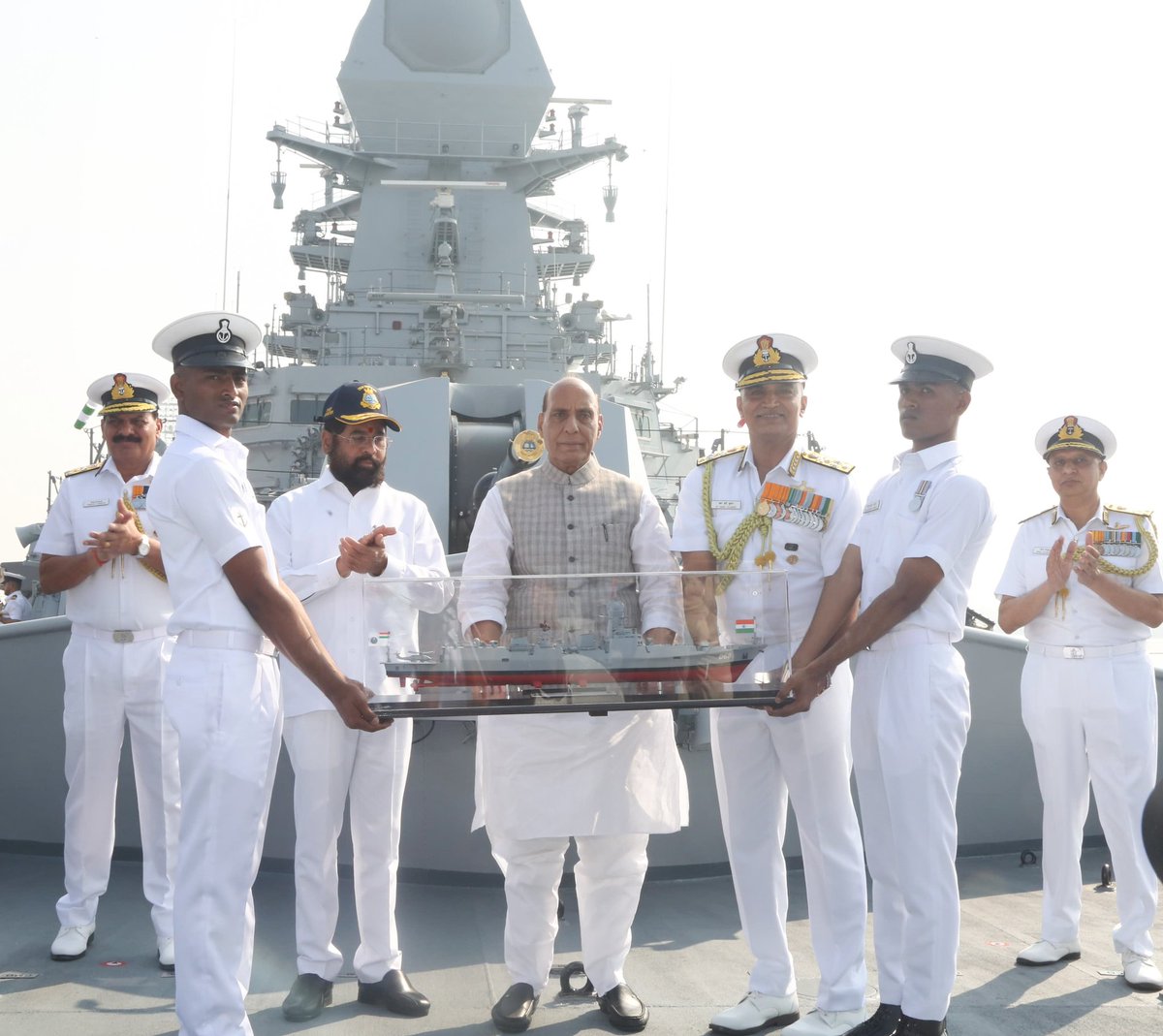 PRO_Vizag's tweet image. #InvincibleImphal 
#AatmanirbharInDefence
Third ship of the Project 15B stealth guided missile destroyer, #INSImphal was commissioned at naval dockyard #Mumbai today, in the presence of Hon'ble Raksha Mantri Shri Rajnath Singh

🔽 pib.gov.in/PressReleasePa……