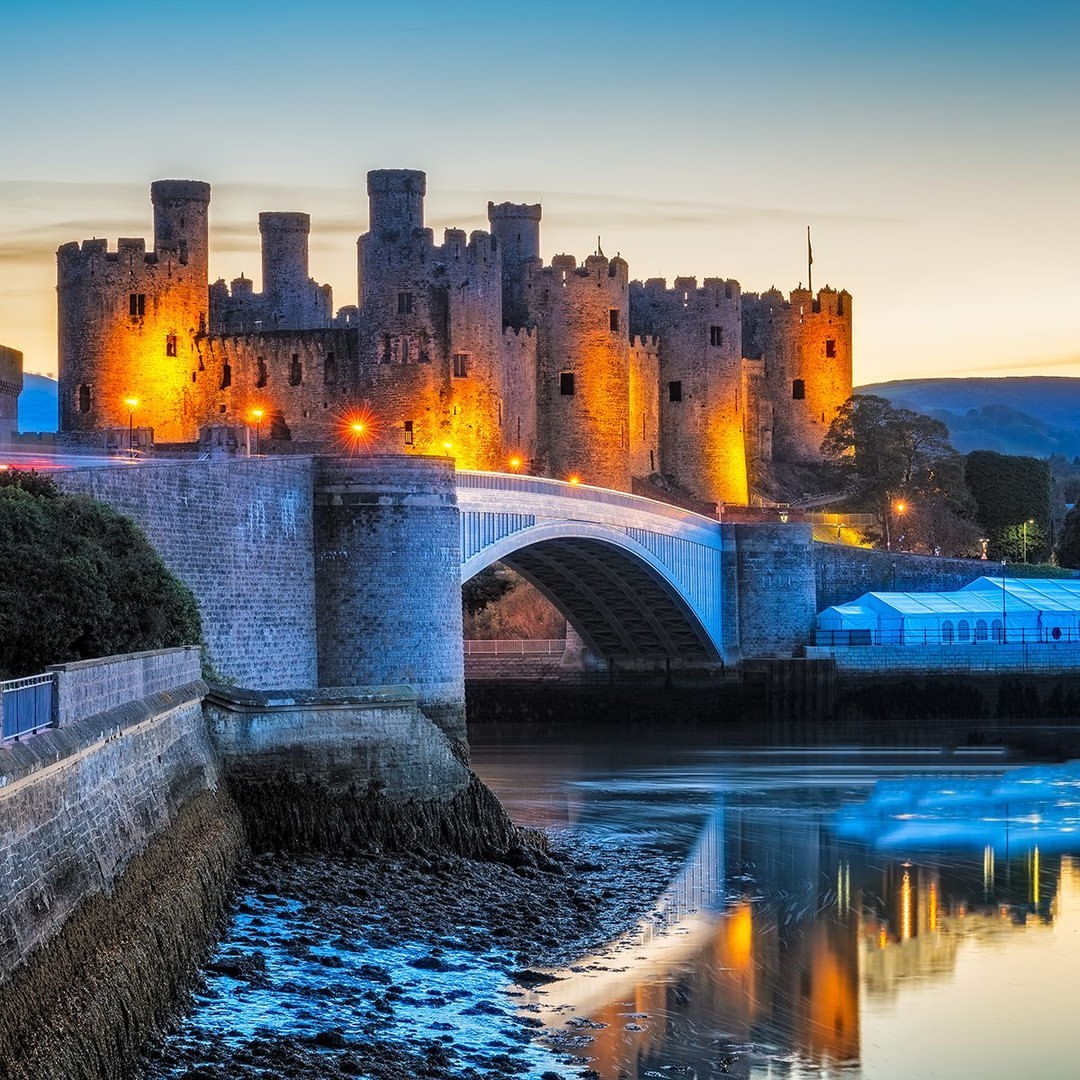 One of the best preserved castles of it's time in Wales, Conwy Castle was built between 1283 - 1287 by Edward I 🏰 📸 By @wales_coast_path 📍 Conwy Castle