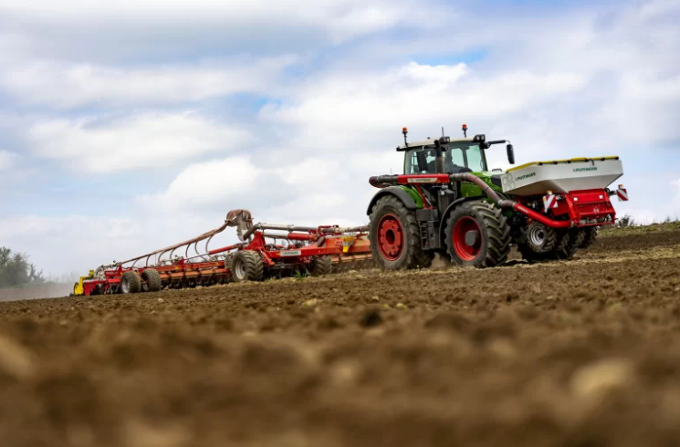 .<a href="/PottingerUK/">Pottinger UK</a> has equipped not only its Terria stubble cultivators but also its trailed Terradisc 8001 T/10001 T disc harrows with a distribution system coupled to the Amico F front hopper: tinyurl.com/364mmy4v