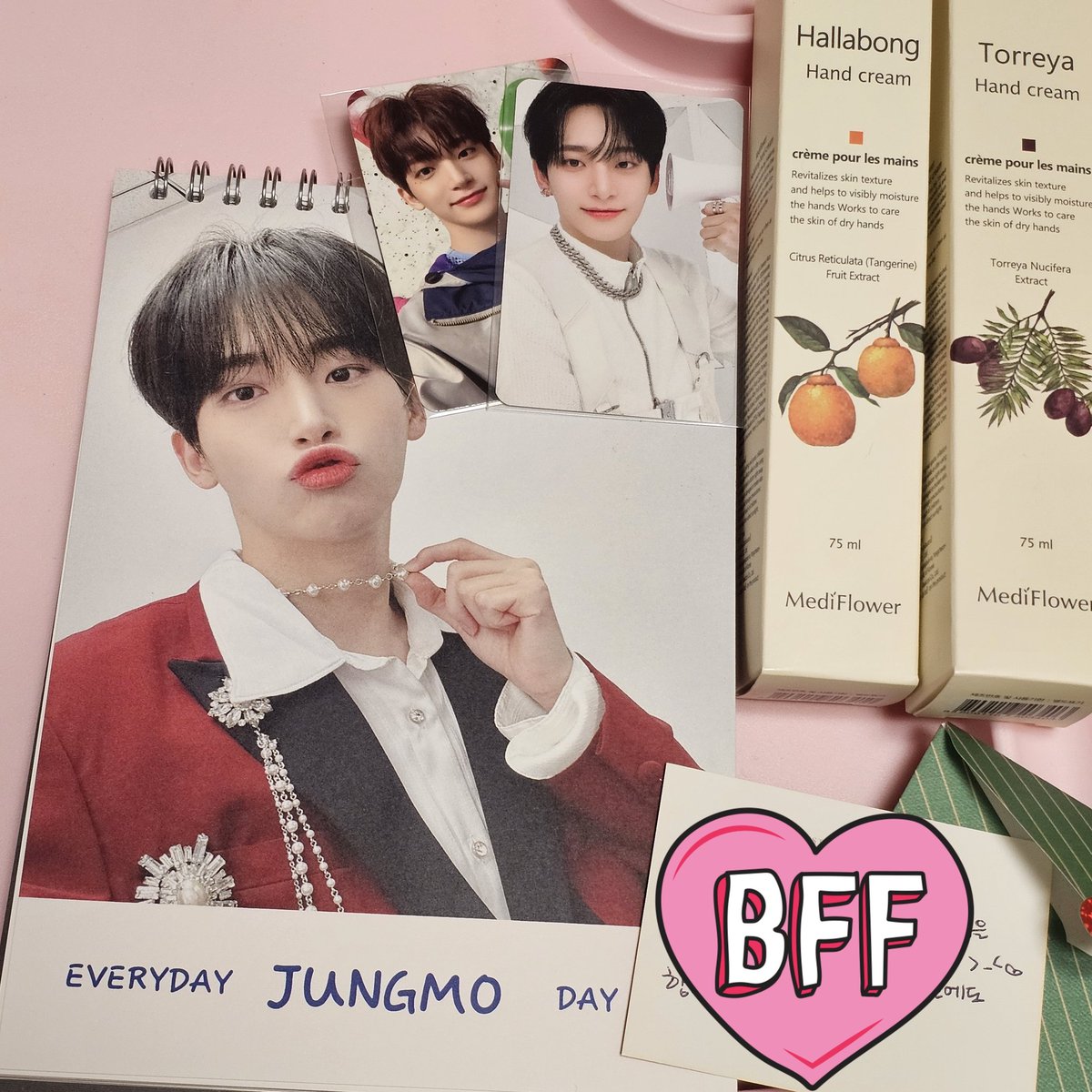 크리스마스 선물 받았어 ㅠㅠ 생각도 못했는데 너무 감동 받아버림 ㅠㅠㅠㅜㅜ 달력이 진짜 예쁨... 하나밖에 없는 정모달력이야🥹 크리스마스 기분 이어가는중