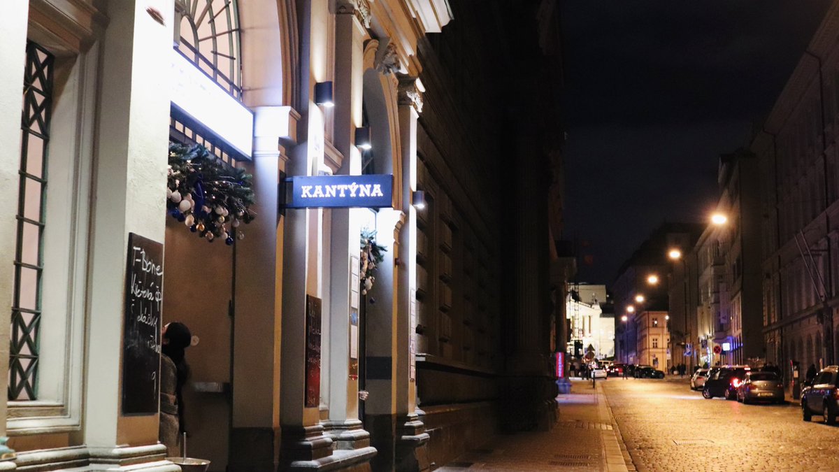 tsuchi_writing's tweet image. チェコ・プラハに来ています🇨🇿
まずは、みんな大好きKantýnaで乾杯🥂
いろんなところで肉のカルパッチョやタルタルを食べましたが、ここのお肉は本当に美味しいと思います…！
前回チェコに来た際も、滞在中2度訪れました。笑

#チェコへ行こう
#つちたび2023