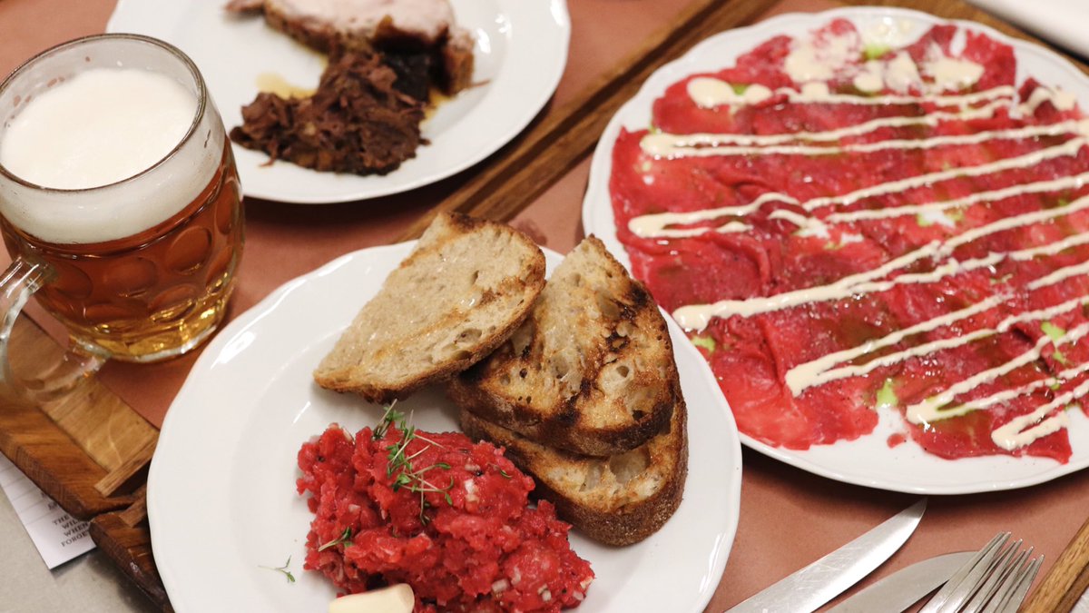 tsuchi_writing's tweet image. チェコ・プラハに来ています🇨🇿
まずは、みんな大好きKantýnaで乾杯🥂
いろんなところで肉のカルパッチョやタルタルを食べましたが、ここのお肉は本当に美味しいと思います…！
前回チェコに来た際も、滞在中2度訪れました。笑

#チェコへ行こう
#つちたび2023