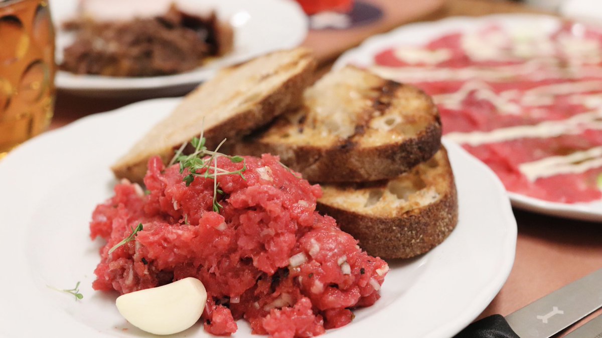 tsuchi_writing's tweet image. チェコ・プラハに来ています🇨🇿
まずは、みんな大好きKantýnaで乾杯🥂
いろんなところで肉のカルパッチョやタルタルを食べましたが、ここのお肉は本当に美味しいと思います…！
前回チェコに来た際も、滞在中2度訪れました。笑

#チェコへ行こう
#つちたび2023