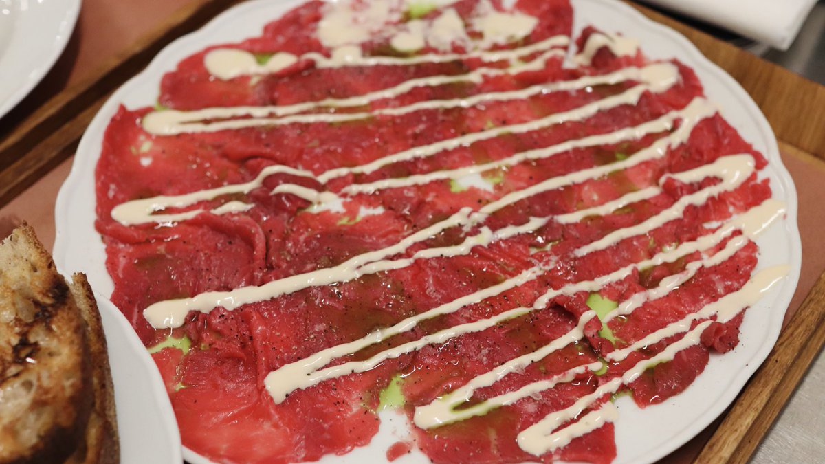 tsuchi_writing's tweet image. チェコ・プラハに来ています🇨🇿
まずは、みんな大好きKantýnaで乾杯🥂
いろんなところで肉のカルパッチョやタルタルを食べましたが、ここのお肉は本当に美味しいと思います…！
前回チェコに来た際も、滞在中2度訪れました。笑

#チェコへ行こう
#つちたび2023