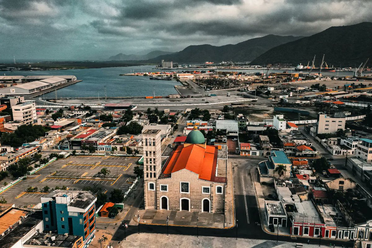 DronesLara's tweet photo. 📍Plaza Bolívar de Puerto Cabello,  Estado Carabobo 🇻🇪

📸 @DronesLara https://t.co/d66RWllVYq