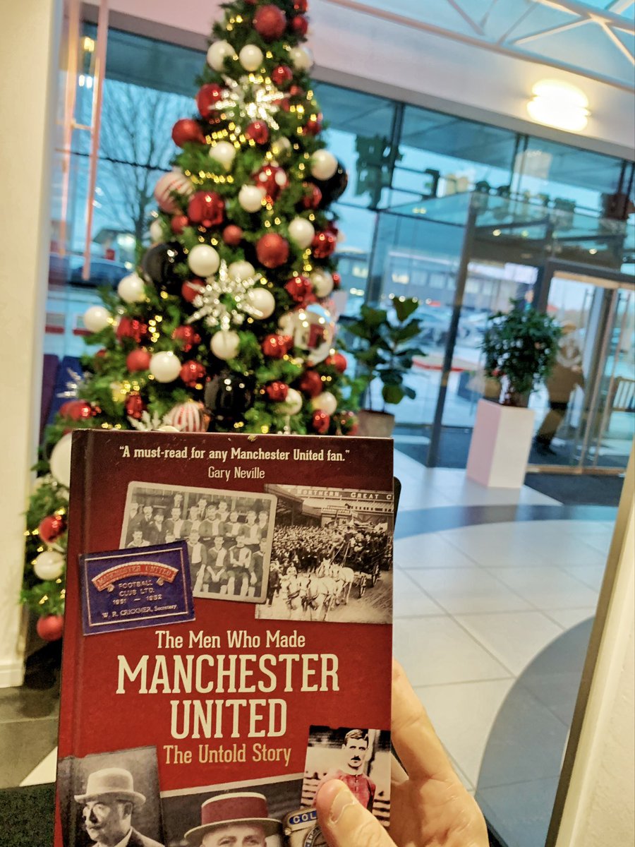 🚨 Boxing Day offer 🚨 ✍️ Signed copies of The Men Who Made Manchester United available for £15 + postage! 📩 DM me to order ———————— 🔗 Amazon also have copies in stock here: amzn.to/3qgfbvd 🛍 Or you can find copies in Waterstones stores across Manchester