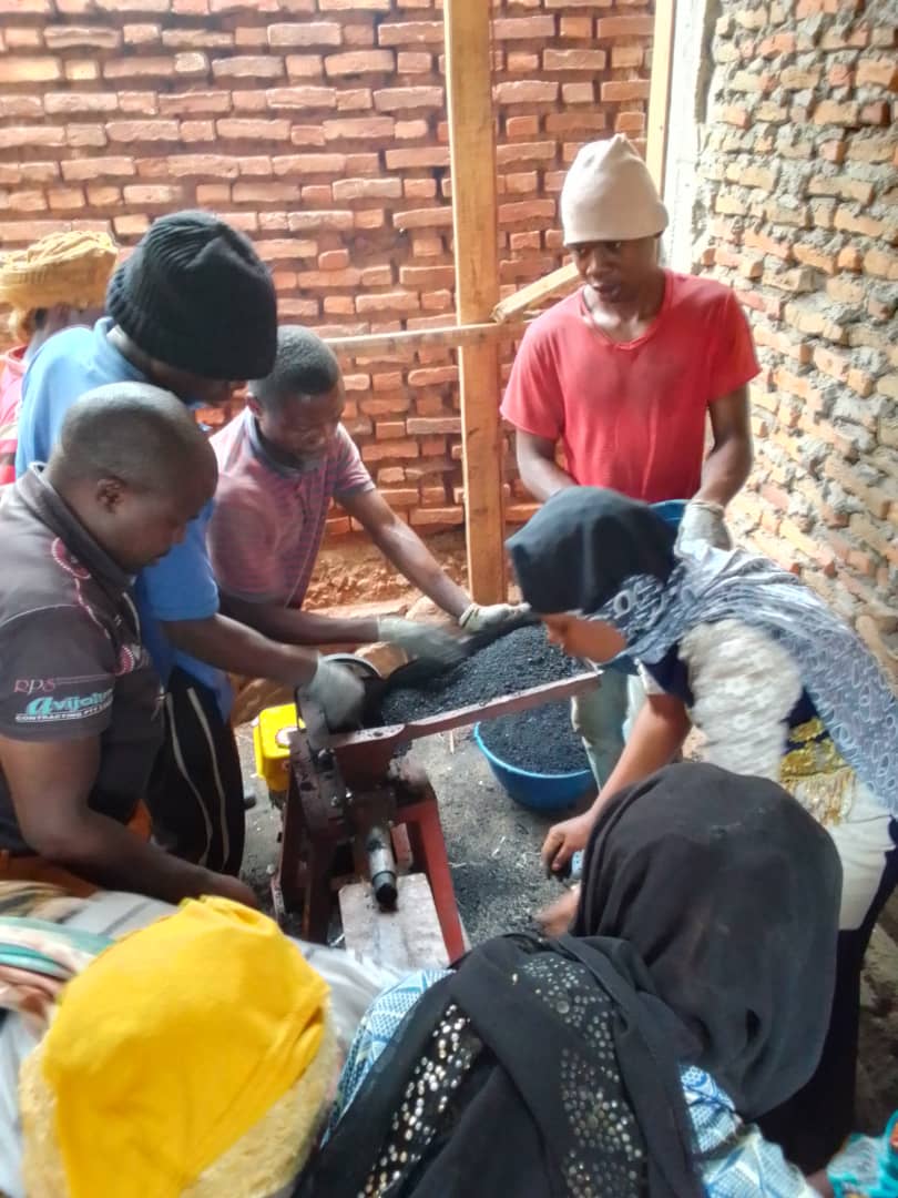 Sad_ngo's tweet image. Forte production et vente  du charbon vert à Buterere en ces jours de fêtes de fin d&apos;année; un  projet d&apos;autonomisation des femmes et jeunes financé par l&apos; @franceauburundi à travers les fonds #PISCCA.