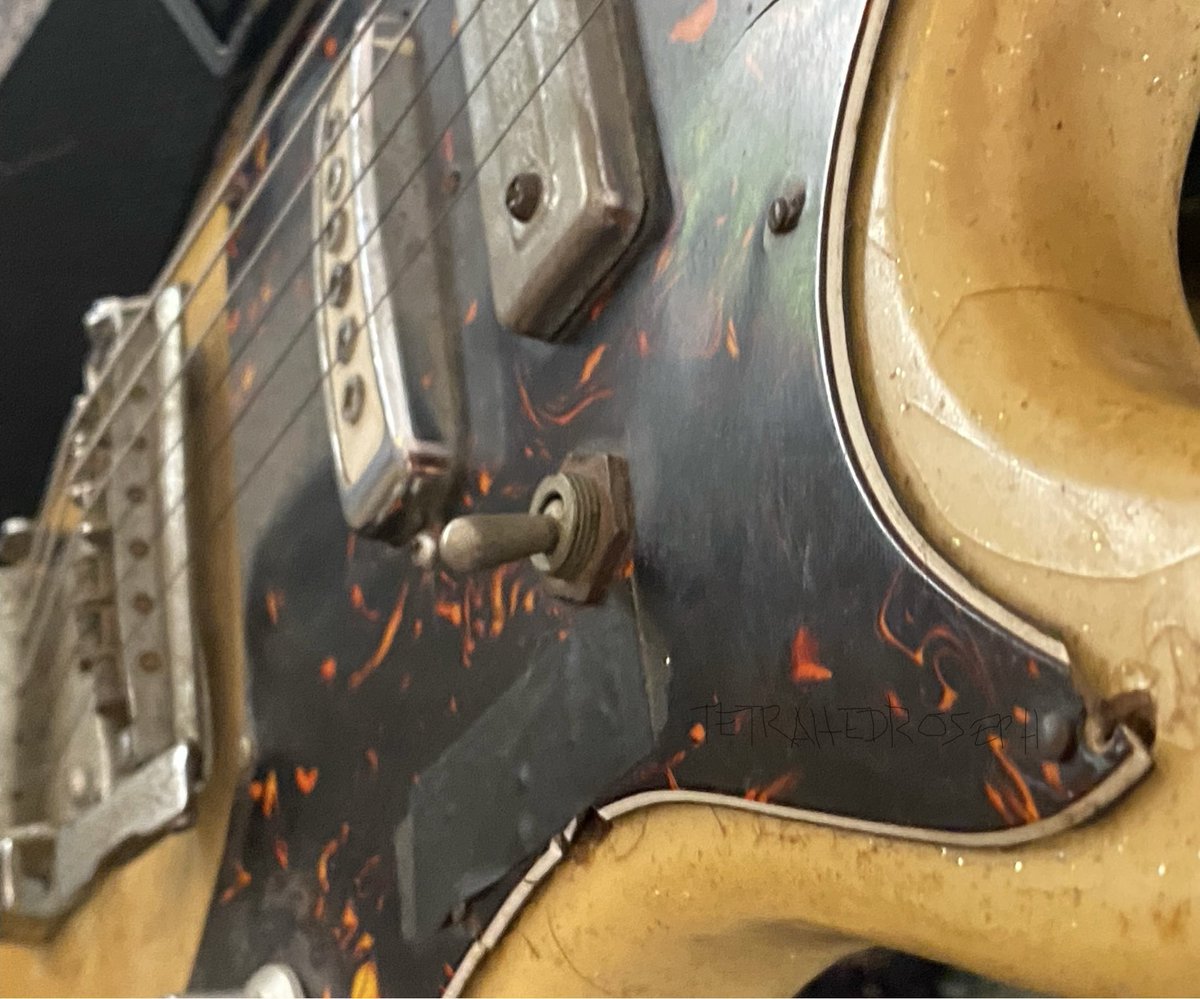 yellow_broken's tweet photo. Original nails!!! 

#guitar #TheBrokenYellowGuitar https://t.co/G1krbf5Gnr
