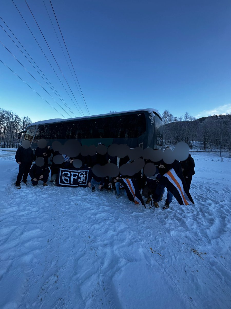 godiskolla's tweet photo. 2. juledag går selvfølgelig til bandy! 
Møtte gutta på lokal puben, 5 min busstur, skyhøy promille før kl 13:00, kultur.
Dala meldte før kamp, turte ikke ta med eget banner i år heller… https://t.co/P3nojkHgLm