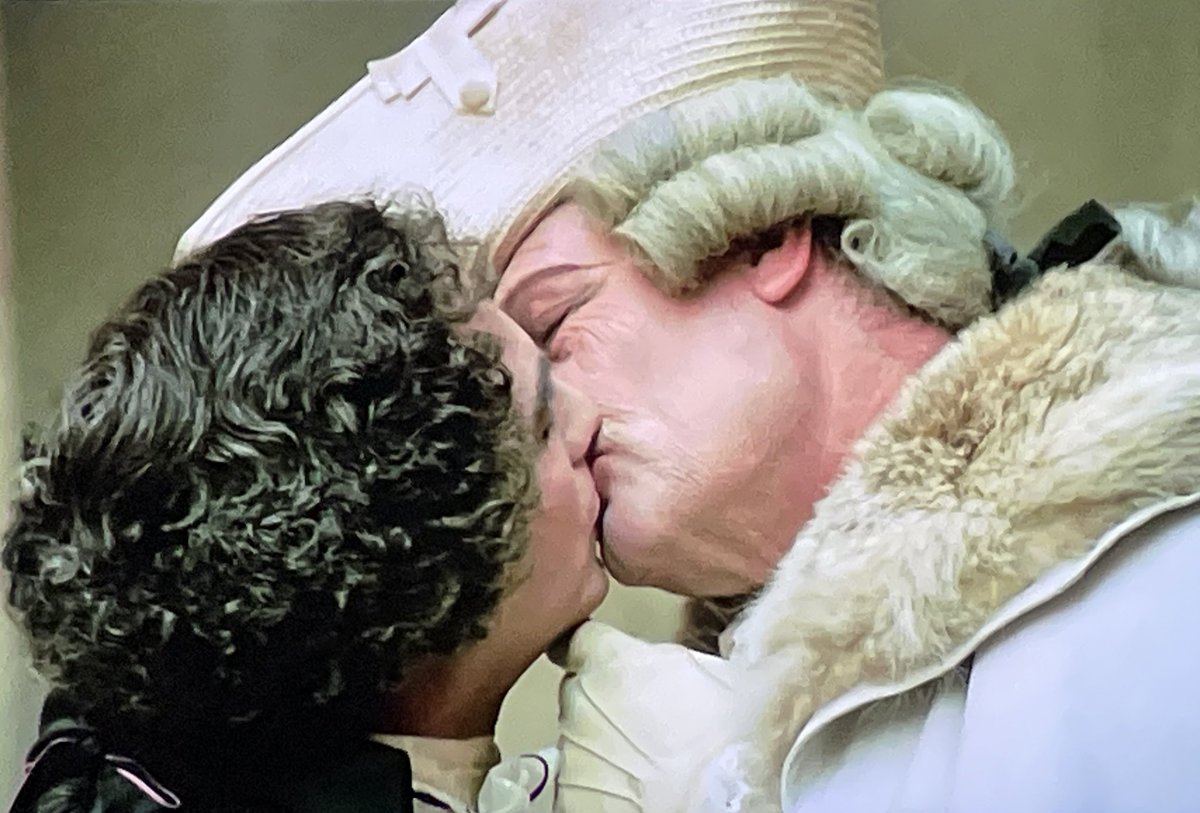 pronoluca's tweet photo. “Mai escludere nulla per principio”. Marcello #Mastroianni/Jean-Claude #Brialy. Il mondo nuovo. Un bacio tra uomini poco conosciuto ma mi è proprio piaciuto. https://t.co/GcfVuTELvi