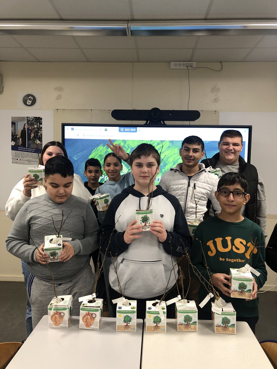 Une forêt de 25 noisetiers nous a été offerte par <a href="/JardinezPlanfor/">Jardinez AvecPlanfor</a> et <a href="/waterfamily_/">Association Water Family</a> pour l’investissement des élèves dans le programme #larbrealecole, un projet pluridisciplinaire dans le cadre de l’#EDD.