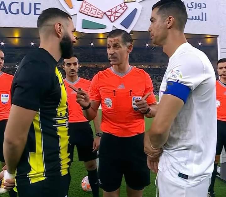 UneInfos's tweet photo. 🚨 QUELLE IMAGE ! Les deux capitaines Karim Benzema et Cristiano Ronaldo avant le match Al Ittihad-Al Nassr 😍🇫🇷🇵🇹
#alittihadvsalnassr 
#BenzemaRonaldo 
#Saouditeleague https://t.co/lSbgm6kxCl