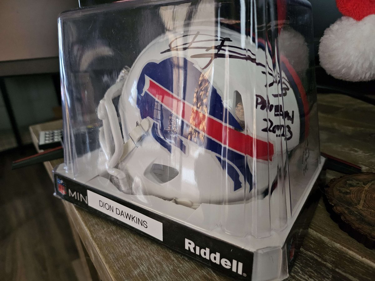 Nekky_Fate's tweet photo. @DDawkins66 You'll definitely be there this year, been playing insane this season! Best in the league by far! We just got a signed pro bowl helmet from last year! https://t.co/BEcttbxiqW