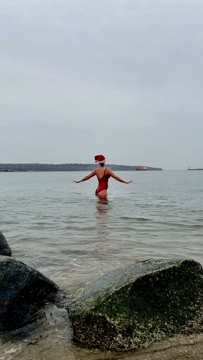 alexamorden's tweet photo. Maria Von Trapp but instead of the Alps in the summer, it’s the Pacific Ocean in the winter.
The ocean is aliiiive with the chill of Christmaaasss 🎶❄️
A perfect 6 degree start to Christmas Day!! #polardip https://t.co/oO5fyRZ1cf