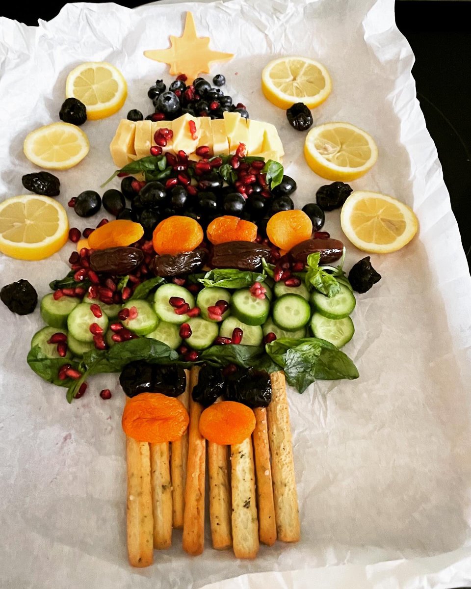 #ChristmasTree #Homemade #Food #Starter #Myfood #pommegranate #grapes #breadsticks #cheese #blueberries #lemonslices #dryapricot #dryplums #drydates #cucumbers