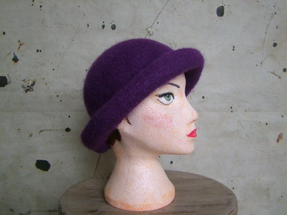 LiliWenFachKnit's tweet photo. This gorgeous felted hat is hand knitted in the most wonderful shade of purple. Not only does it look good, it's warm and comfortable too! Find it at https://t.co/EXTJNabkMV #MHHSBD #vintagestyle https://t.co/lJgCYie7xi