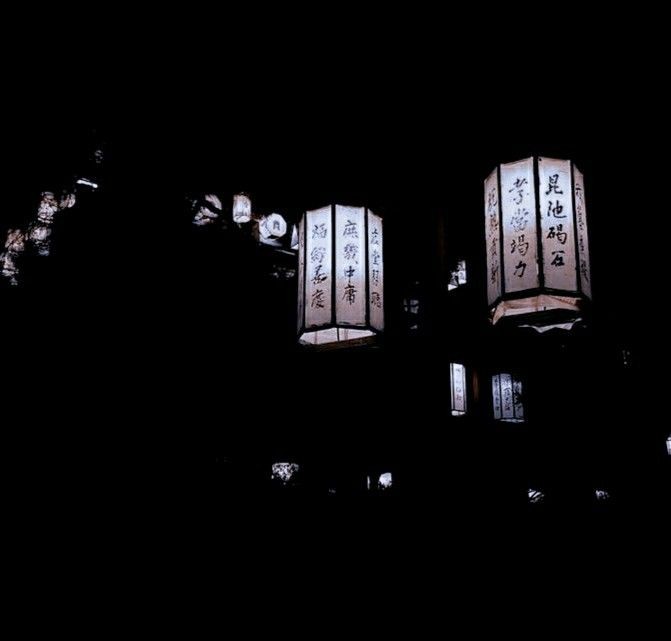 ᅠᅠ
ᅠᅠท่ามกลางความศรีวิไลในเมืองใหญ่ อยากรู้หรือไม่ว่ามีสิ่งใดซ่อนอยู่ภายในเงามืด จงระวังเอาไว้อย่าล่วงล้ำสิ่งที่มนุษย์ไม่ควรพึงกระทำ 
ᅠᅠ‘ อย่าก้าวข้ามเขตแดนอันศักดิ์สิทธิ์หากไม่ได้รับอนุญาต ’ ครั้งหนึ่งมันเคยกล่าวเตือนมนุษย์ผู้โง่เขลา หากแต่คนเหล่านั้นหรือจะเชื่อฟัง
ᅠ