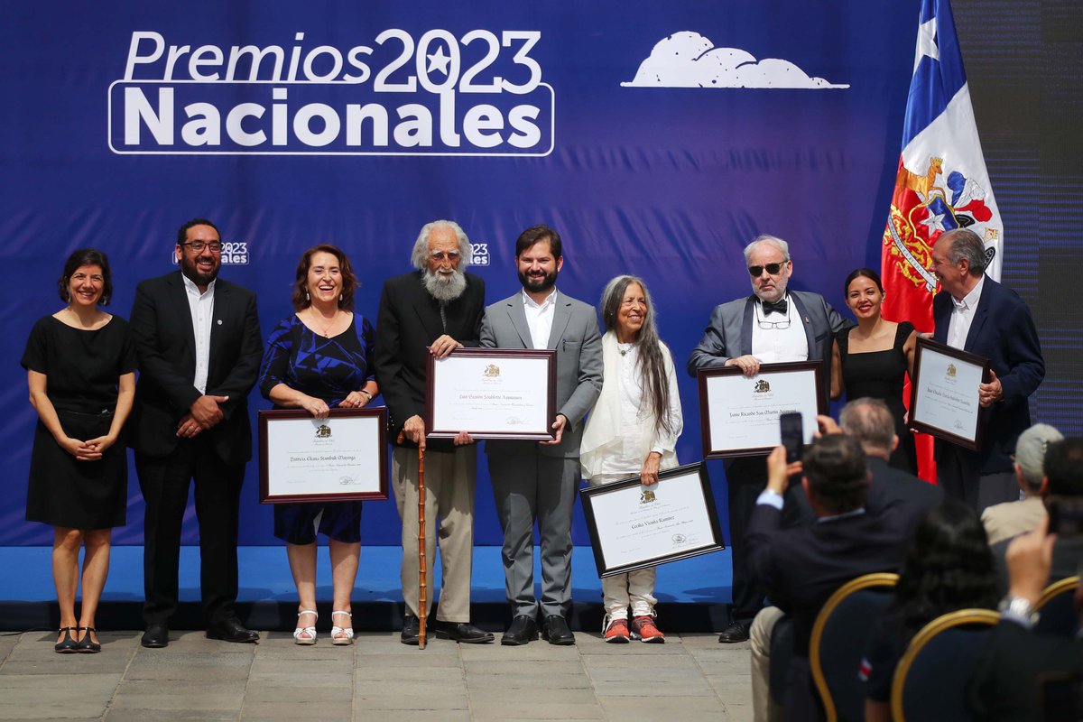 culturas_cl's tweet photo. Hoy fuimos parte de la entrega de los #PremiosNacionales2023, reconocimiento del Estado a quienes han dejado una huella imborrable en el desarrollo de la ciencia, el arte y las humanidades en Chile y el mundo. ✨ https://t.co/QXvVmqLxey