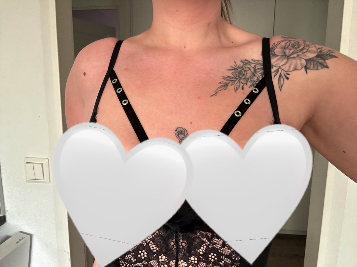 Sneakybitchh2's tweet photo. Want to see what’s underneath?😝

https://t.co/EDTHG6a4Oq

#onlyfans #onlyfansgirl #nsfw #nsfwtwt #tattoo https://t.co/h2URu9Kwq6