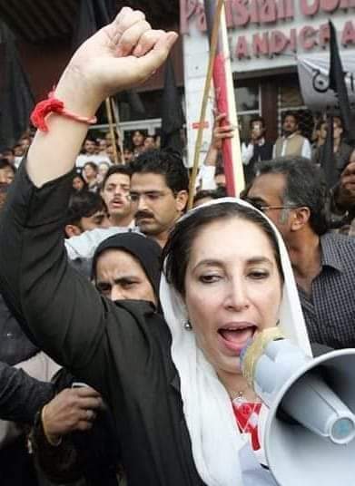 ONE OF THE MEMORY OF OUR GREAT LEADER BENAZIR BHUTTO SHAHEED
DATED: 12 DECEMBER 2007.
آر آئی یو جے کی عدلیہ بحالی اور میڈیا آزادی تحریک کے احتجاجی کیمپ کے دورے کے دوران محترمہ بینظیر بھٹو شہید اظہار خیال کر رہی ہیں
عامر سجاد سید
