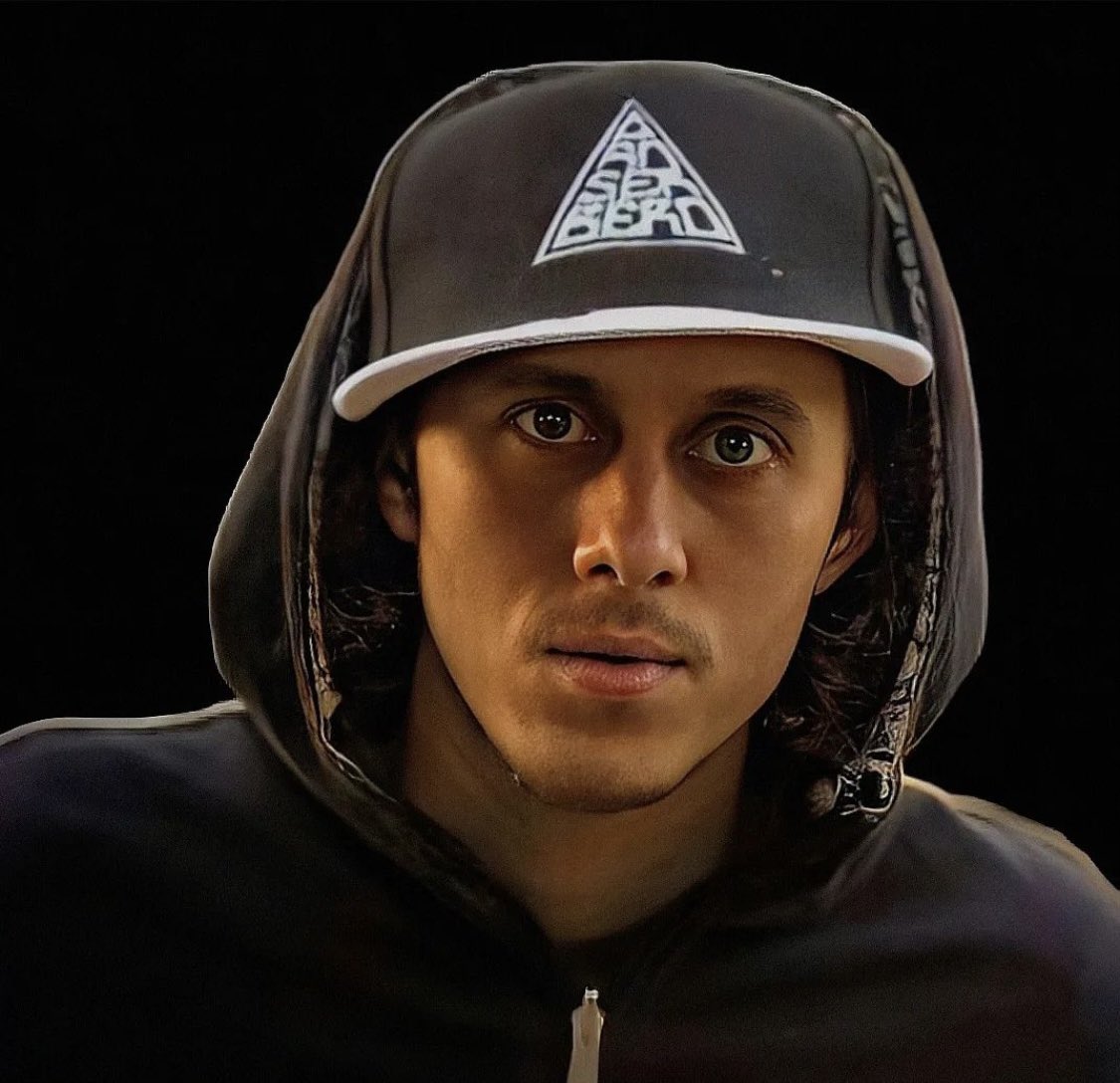 La imagen de Canserbero fue limpiada de una vez por todas.

Gracias a todos lo que confiaron desde un principio en los valores del artista y creyeron que el jamás Mataría a alguien. El esquizofrénico siempre fue otro. 

Larga vida a Canserbero y su legado.