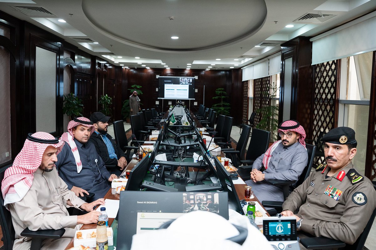 amanataljouf's tweet photo. عقدت #أمانة_منطقة_الجوف الاجتماع الدوري للجنة التنفيذية لمعالجة التشوه البصري بالمنطقة، وذلك بمقر الأمانة برئاسة أمين منطقة الجوف @Atefalsharaan وحضور مدير شرطة المنطقة ومدير المياه وممثلين عن الجهات الحكومية. https://t.co/LKkmMta1gh