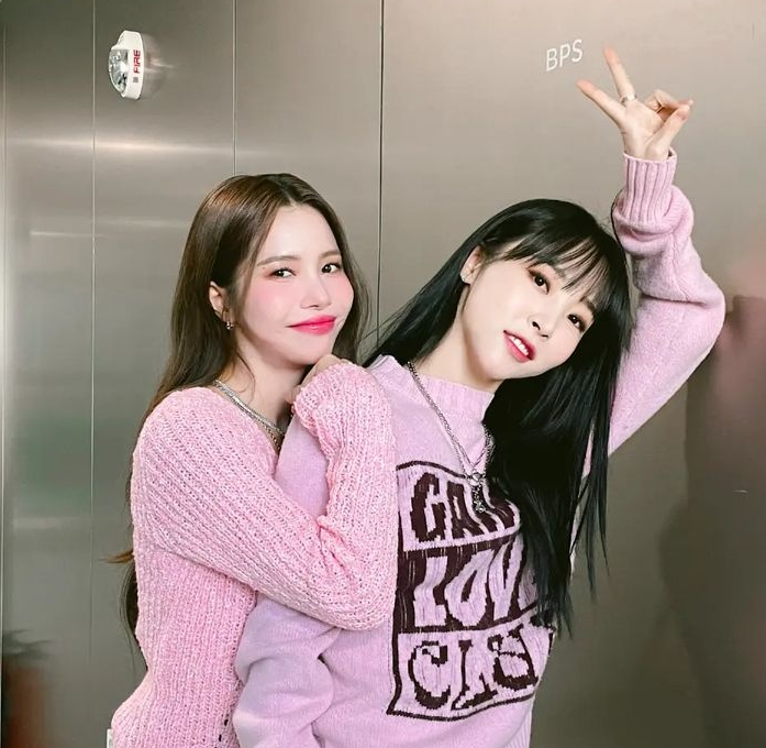 yourmoomoo's tweet photo. clingy yong isn't as rare anymore https://t.co/Uul94thZv8