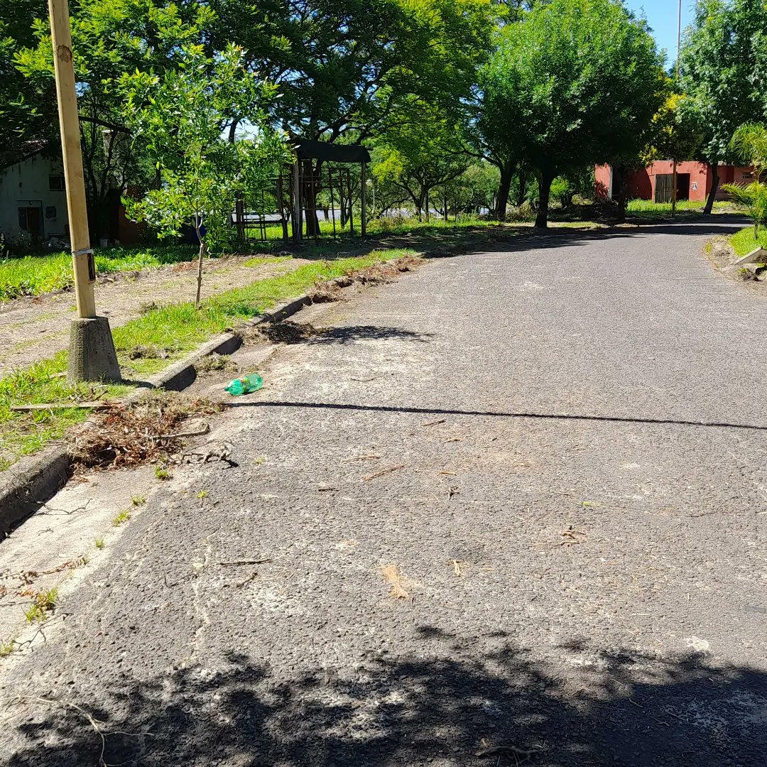 SolaDray's tweet photo. #InspecciónGeneral.
CIRCULAR CON CUIDADO

"Continúan" los trabajos de limpieza en el ex camping Las Palmeras, por eso se solicita transitar con cuidado por avenida costanera, en especial frente al portal de lo que era el camping. https://t.co/vn7qEjdmPP