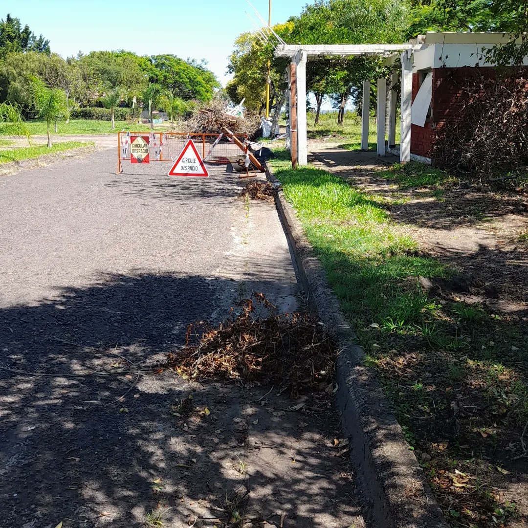 SolaDray's tweet photo. #InspecciónGeneral.
CIRCULAR CON CUIDADO

"Continúan" los trabajos de limpieza en el ex camping Las Palmeras, por eso se solicita transitar con cuidado por avenida costanera, en especial frente al portal de lo que era el camping. https://t.co/vn7qEjdmPP